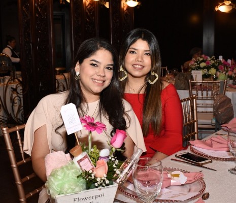 Melissa Gale y Karla Miralda recibieron alegremente el set de baño obsequiado como recuerdo en la fiesta maternal de Alejandra.