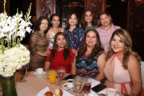 Un hermoso ramillete de madres de los seniors: Mildred de León, Ana Caballero, Bessy Zambrano, Siny Padilla, Wendy Rivera, Vera Rodríguez, Karla Portillo y Carla Zelaya