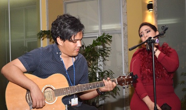 Natalia Pineda con su melodiosa voz enamoró a los asistentes de la especial celebración.