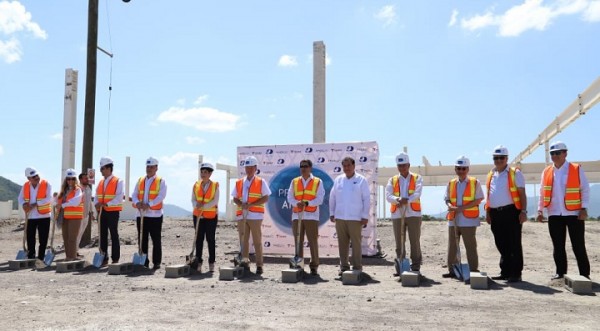 Colocan primera piedra de fábrica de ropa Nike en Honduras, la más grande de América Latina