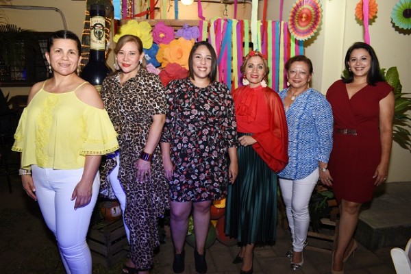 Nohemí Cardona, Estela Cardona, Nidia Rosales, Patty Girón, Irma Chávez y Loyda Padilla