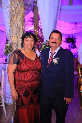 Norma Elizabeth Moncada y Medardo Canales, padres de la novia