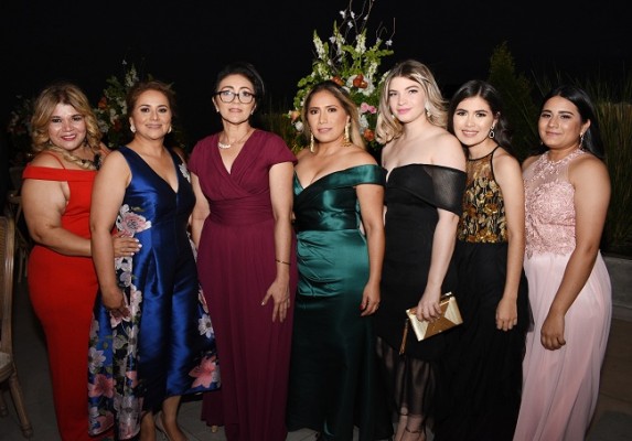 Norma Martínez, Carolina Rivera, Mayra López, Guadalupe Rivera, Cinthya y Fabiola Rivera con Cinthya Mejía.