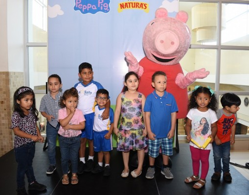 Niños sampedranos disfrutan de la visita de Peppa Pig 