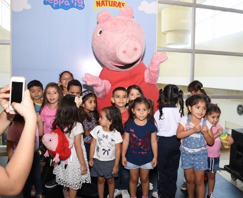 Niños sampedranos disfrutan de la visita de Peppa Pig 