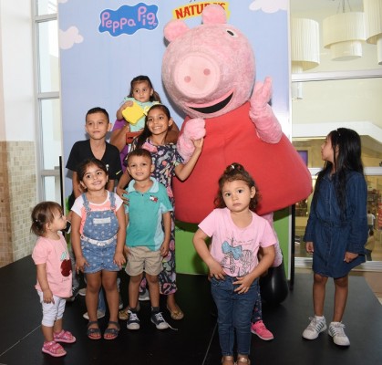 Niños sampedranos disfrutan de la visita de Peppa Pig 