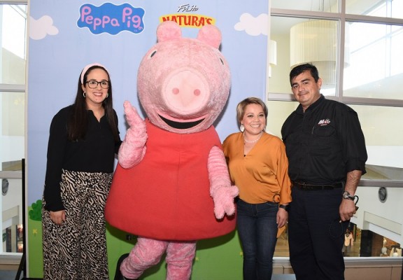 Niños sampedranos disfrutan de la visita de Peppa Pig 