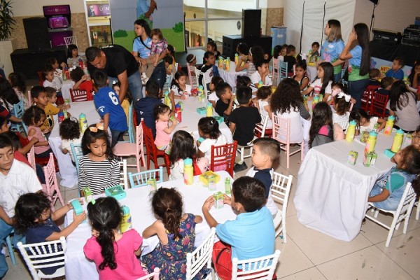 Niños sampedranos disfrutan de la visita de Peppa Pig 