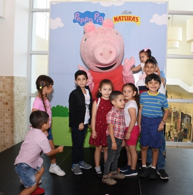 Niños sampedranos disfrutan de la visita de Peppa Pig 