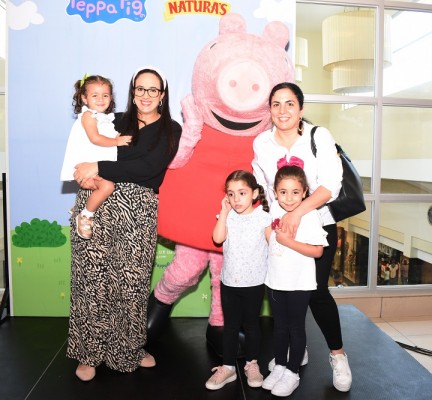 Niños sampedranos disfrutan de la visita de Peppa Pig 