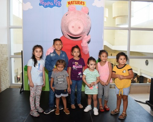 Niños sampedranos disfrutan de la visita de Peppa Pig 