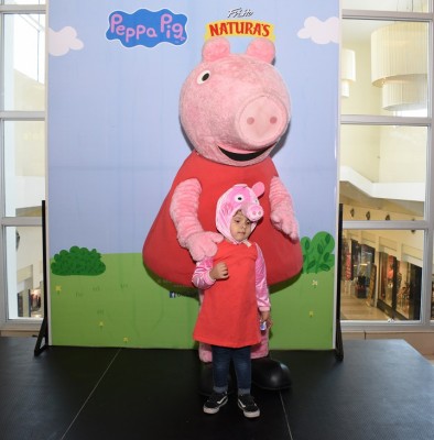 Niños sampedranos disfrutan de la visita de Peppa Pig 