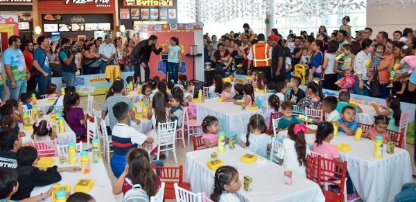 Niños sampedranos disfrutan de la visita de Peppa Pig