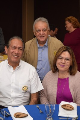 Rey Canales, Carlos Bueso y Patricia Rosenthal de Canales.