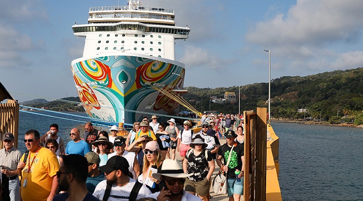 Arriban a Roatán tres cruceros con casi 10.000 turistas provenientes de distintas partes del mundo