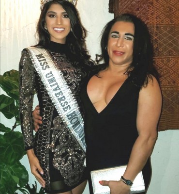 Rosemarie la espigada Miss Honduras Universo se ha quedado buen rato por los “newyores”, muy bien atendida por su manager don Carlos Rivera... En la gráfica junto a la controversial directora del Teen Universe Honduras, Zoe Valentina Zavala de Aguilar... Por cierto que el esposo, señor Aguilar todavía se encuentra en Honduras trabajando en el deporte...