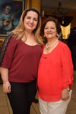 Sherly Paz y Mary Handal.