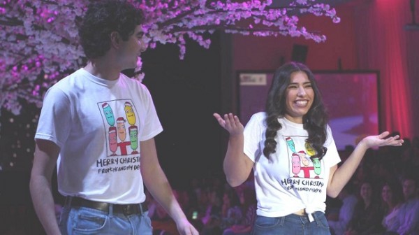 Stephan Dabboul y Silvia Lopez, Seniors XX de la EIS, modelaron las innovadoras camisetas diseñadas bajo la marca Hot Garbage de Sergio Díaz.