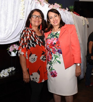 Vilma Karow y Sandra Lily Alvarado en el bridal shower de Paola Pineda Kattán