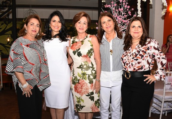 Yolanda de Ganineh, Claudia Kattán de Jordán, Lisseth de Nassar, Diana de García y Dina Handal