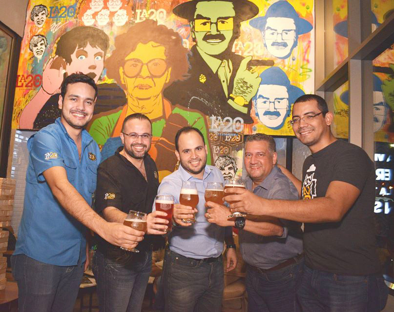 ¡Brindis cervecero! en el primer aniversario de La 20