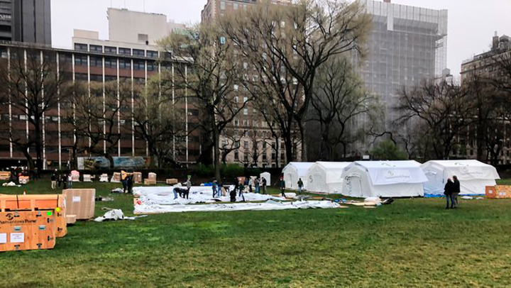Instalan en Central Park de Nueva York hospital movil para tratar pacientes con COVID-19