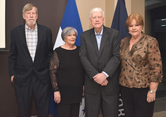 Charles Heyer, acompañado de sus hermanos, Joel, Lilian y Jacqueline Heyer.