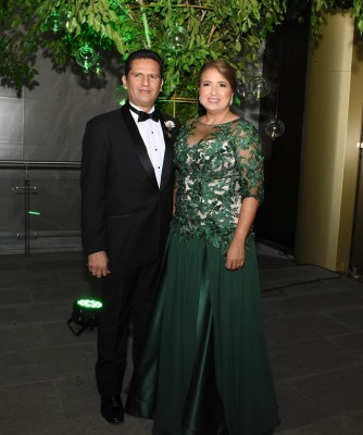 Como padres de la novia, Silvia Santos de Perelló y Víctor Perelló Paranky, lucieron súper elegantes y distinguidos.