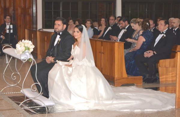 Con 3 años viviendo una preciosa historia de amor, Caroll Perelló y Elías Handal decidieron dar un paso más llegando al altar de la iglesia María Reina del Mundo, donde el padre Henry Asterio Rodríguez bendijo su unión matrimonial.