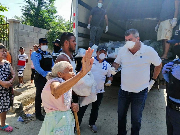 Cuerpo Consular Sampedrano entrega alimentos a familias de escasos recursos de aldea El Carmen