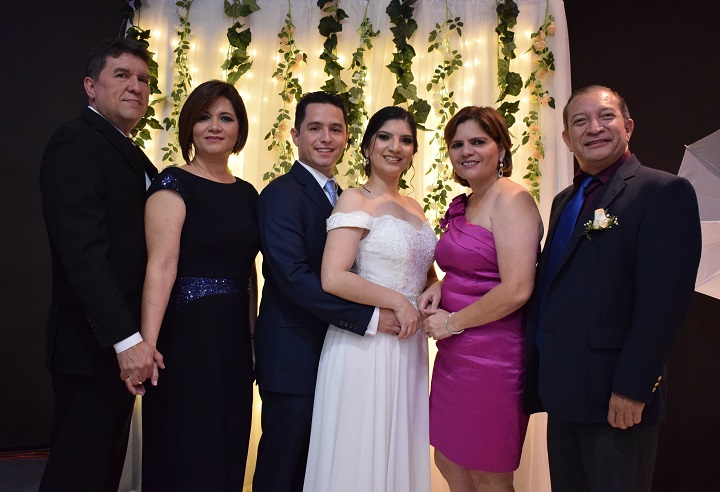 Los esposos acompañados de sus padres Jesús Guerra y Ailín Pineda, Eduardo Rodríguez y Patricia Zúniga