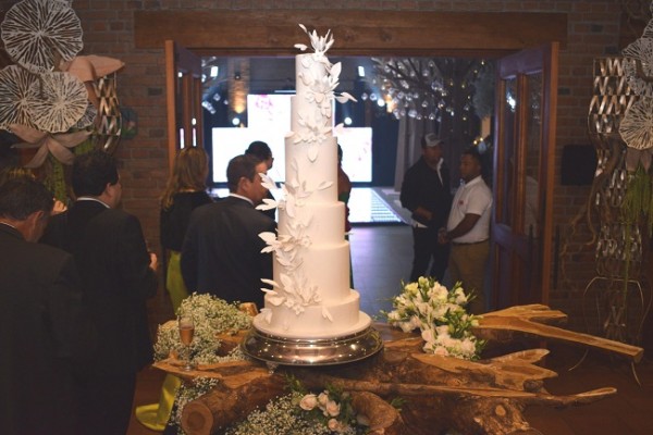 El exquisito pastel de bodas fue elaborado por Nadia Canahuati de Signature Cakes.