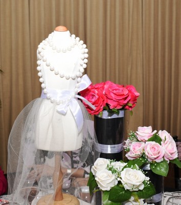El glamour de las suaves tonalidades, perlas y conservador brillo de Chanel, inspiró la atmósfera decorativa en el bridal shower de Paola.