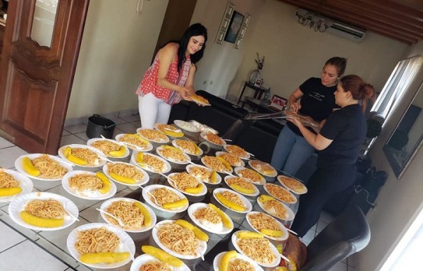 Extraordinaria la labor de Alexandra Suazo con un grupo de voluntarios entegando alimentos la gente mas pobre
