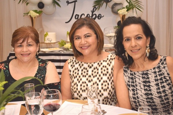 Jessica Reina, Mirna de Lozano y Lorette Kawas.