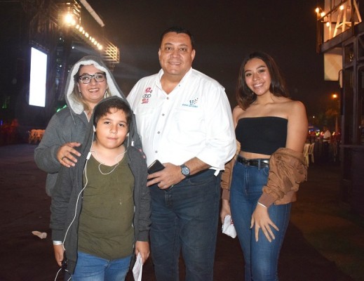 Jimmy Tovar junto a su familia.