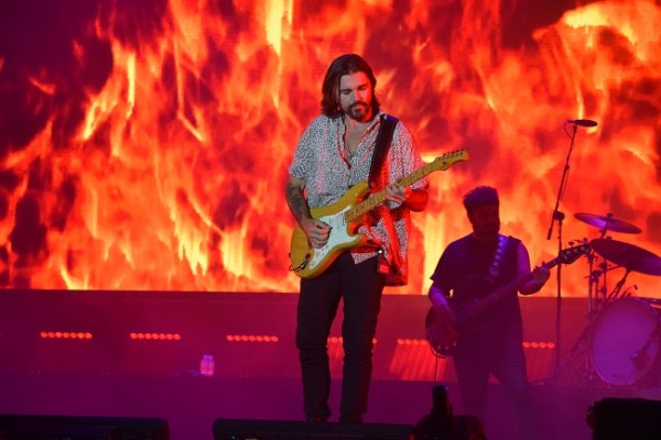 Con un montaje de primera categoría como telón de fondo, Juanes brindó su espectacular concierto durante el Festival Noche del Sabor 2020.
