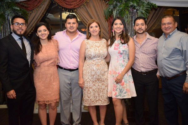 La familia Mendoza está muy feliz por el compromiso matrimonial de Lidia y Nelson Pérez.