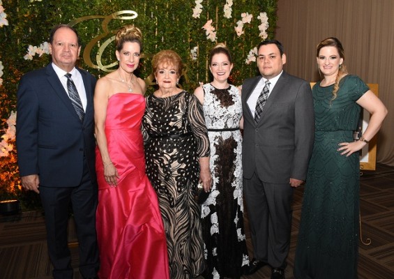 La familia Wolozny, acompañó a Elías y Caroll durante su ceremonia y fiesta postboda.