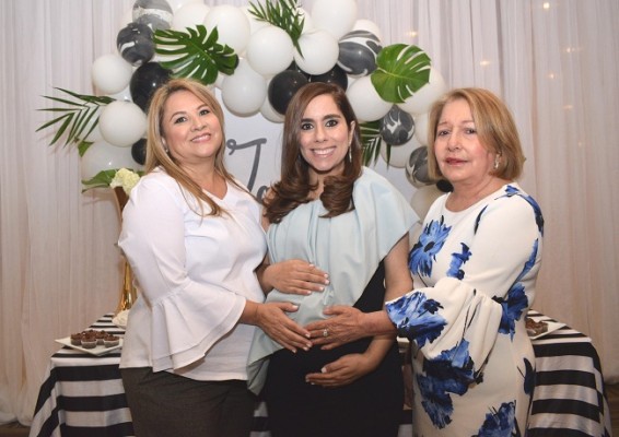 Las futuras abuelas María Eugenia Kawas y Mayra López junto a Vanessa Nazrala de Vallecillo