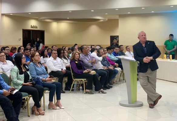 Magistral conferencia: Liderazgo Empresarial, el líder que inspira a seguir