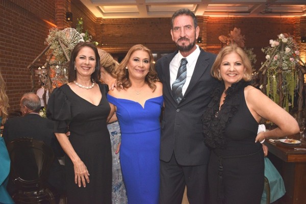 Ligia, Alma, Edgardo y Evelyn Canales Hawit.