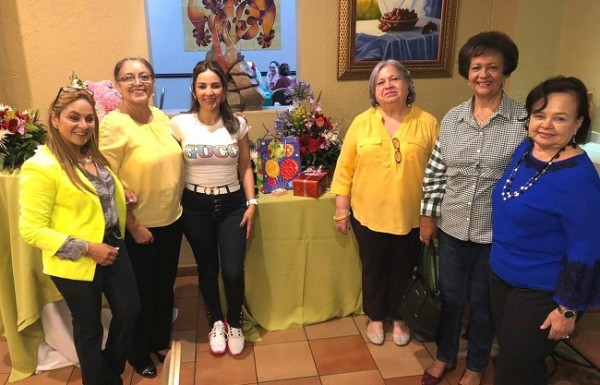 Lorna Karina fue sorprendida por su mami con un especial desayuno que compartió con las damas de Aglow Internacional…La pasaron “bombis”, pero allí no para la cosa pues nuestra querida Lornie también protagonizará una “celebration” mañana sábado… ¿dónde? ¡Que nos rieguen maíz! 