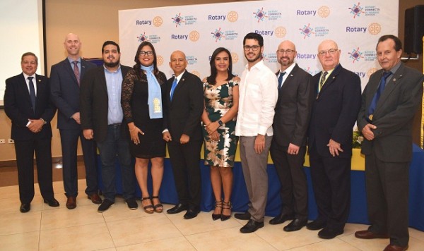 Los miembros del Club Rotario Usula junto a su presidente, Víctor Hernández.