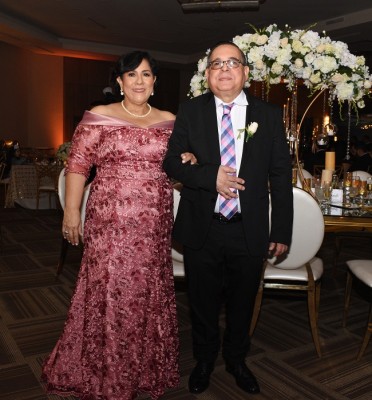 Muy elegantes lucieron los padres del novio, Secundino Rivera y Lizette Ventura de Rivera