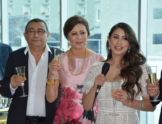 Luis Antonio Hernández y Magda de Hernández, junto a su hija, Mónica Hernández de Handal