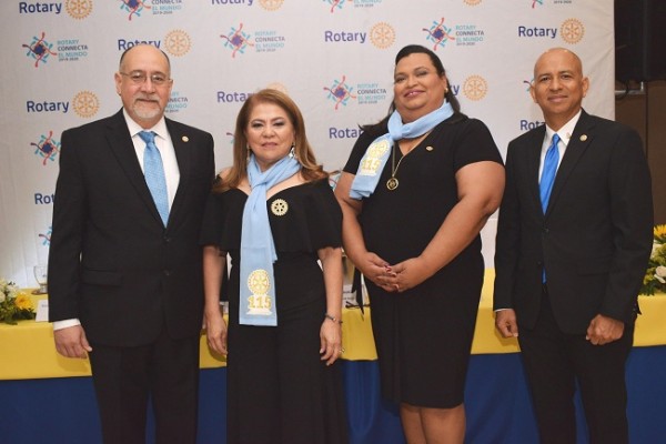 Parte de los miembros que integraron la mesa principal: Jorge Sikaffy, presidente del Club San Pedro Sula, Belinda Ordoñez, presidenta del Club Merendón, Lizza Valdés, presidenta del Club Choloma y Víctor Hernández, presidente del Club Usula.