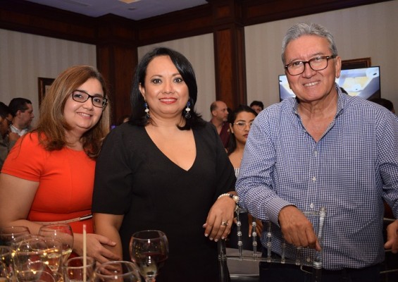 Penny Parades, Rosibel Gómez y Arnaldo Martínez en la fiesta de remodelación de Hilton Princess