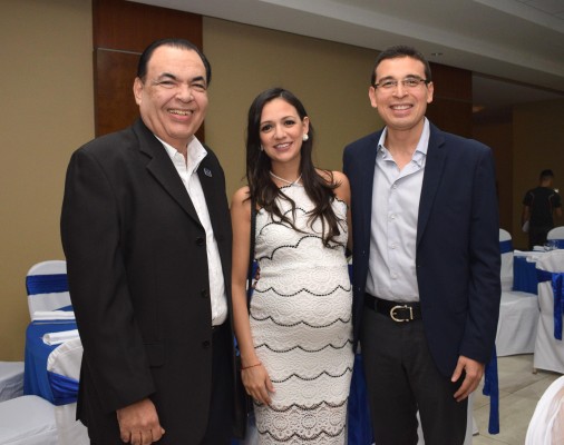 Rafael Ruíz con Marcela y Melvin Ferraro.