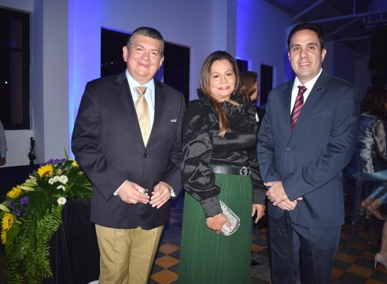 Ricardo y Blanca Mejía con Gerardo Gutiérrez.